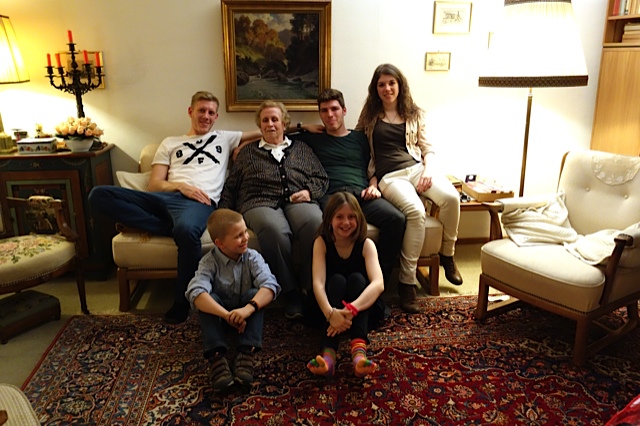 Grossmama in allen Enkeln sitzend