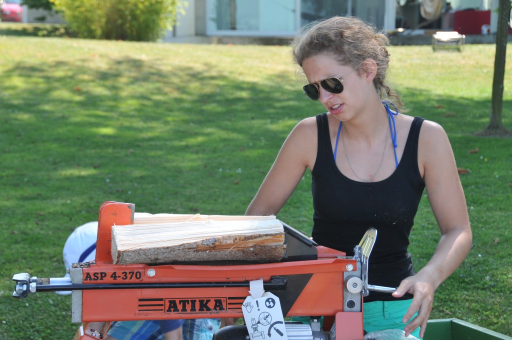 Nina am Holz spalten