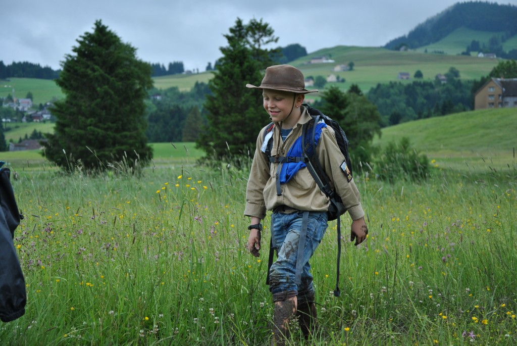 Pfadfinder Milou auf dem Barfussweg