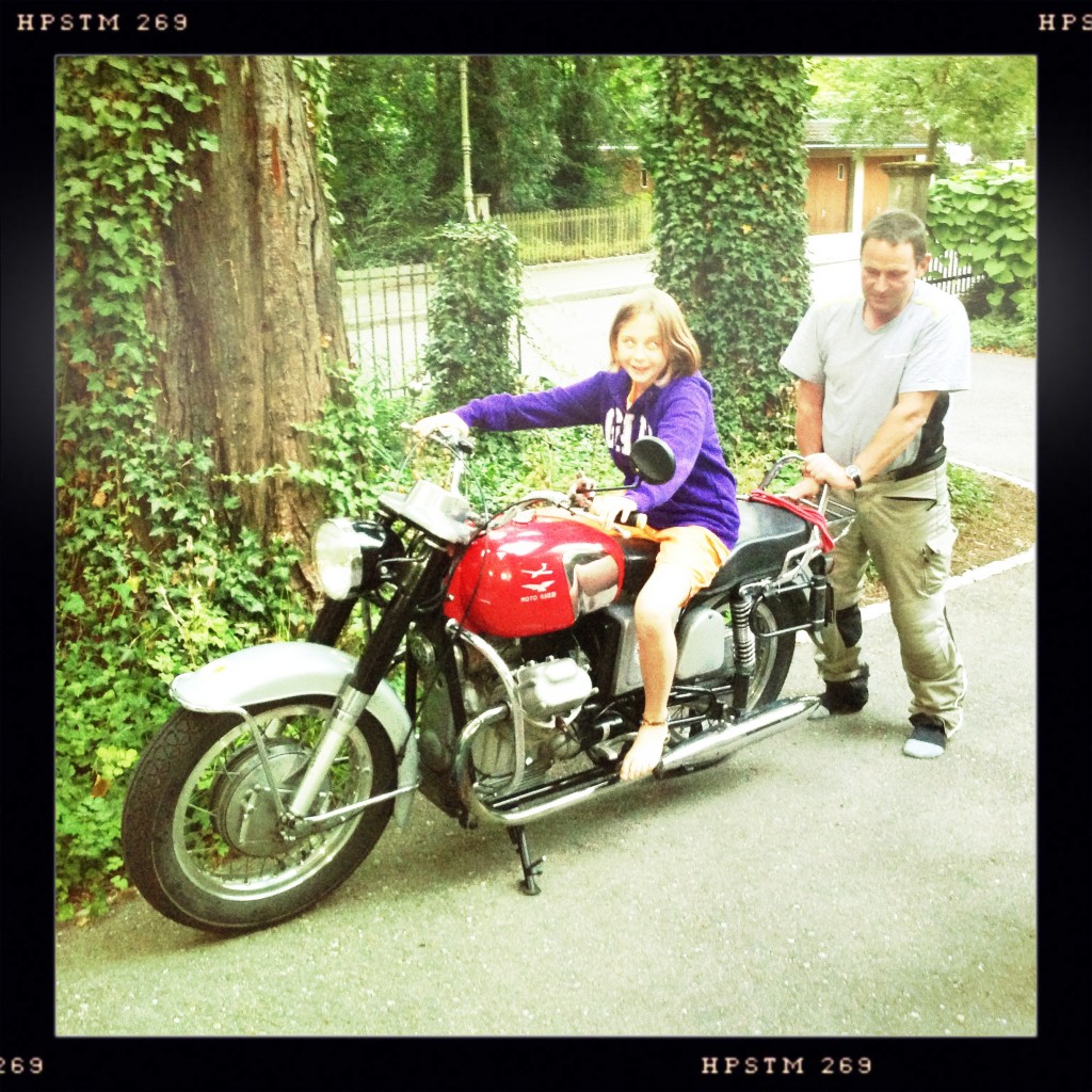 AnnA auf Moto Guzzi