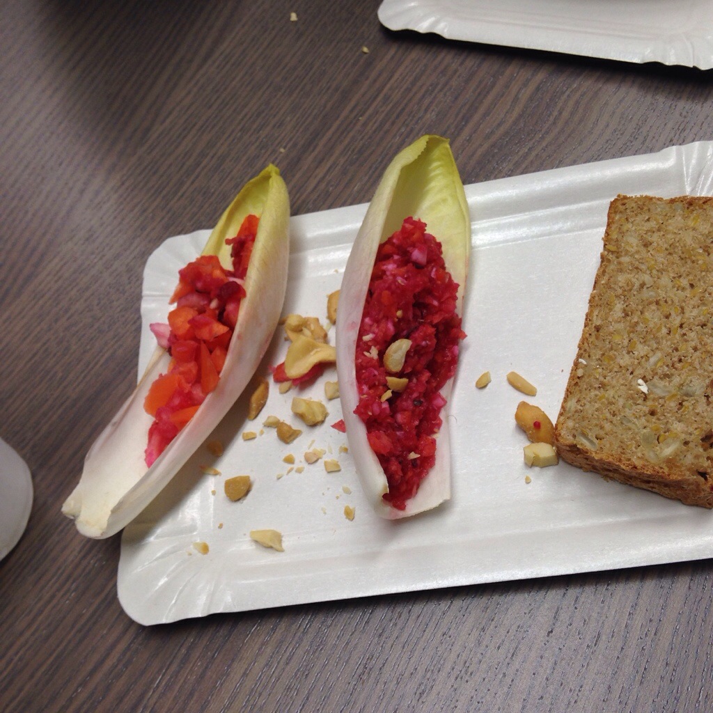 Rohkost - eine Sekunde länger gehäxelt in der linken Chicoréeschale...