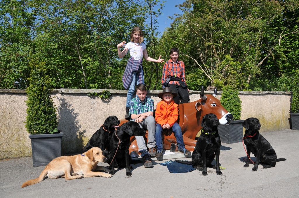 von links: Elio, Luczy, Bob, Felix und AnnA, Eric und Fabian, Caisy und Ebby-Eva