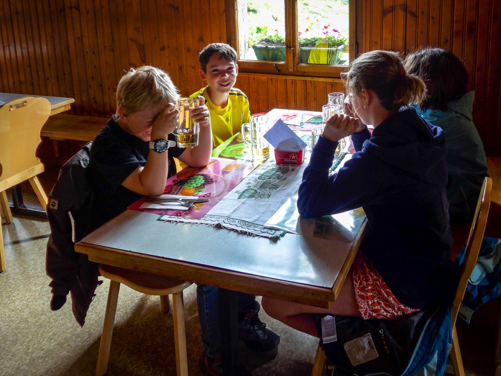 In der Beiz und auf der Terrasse