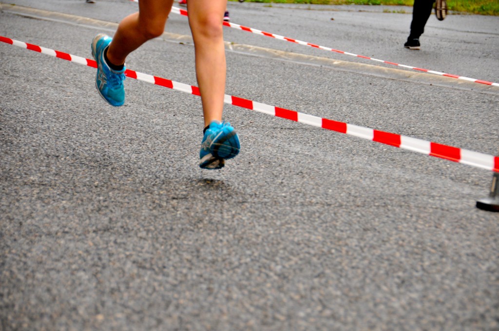 viele Füsse in farbigen Schuhen