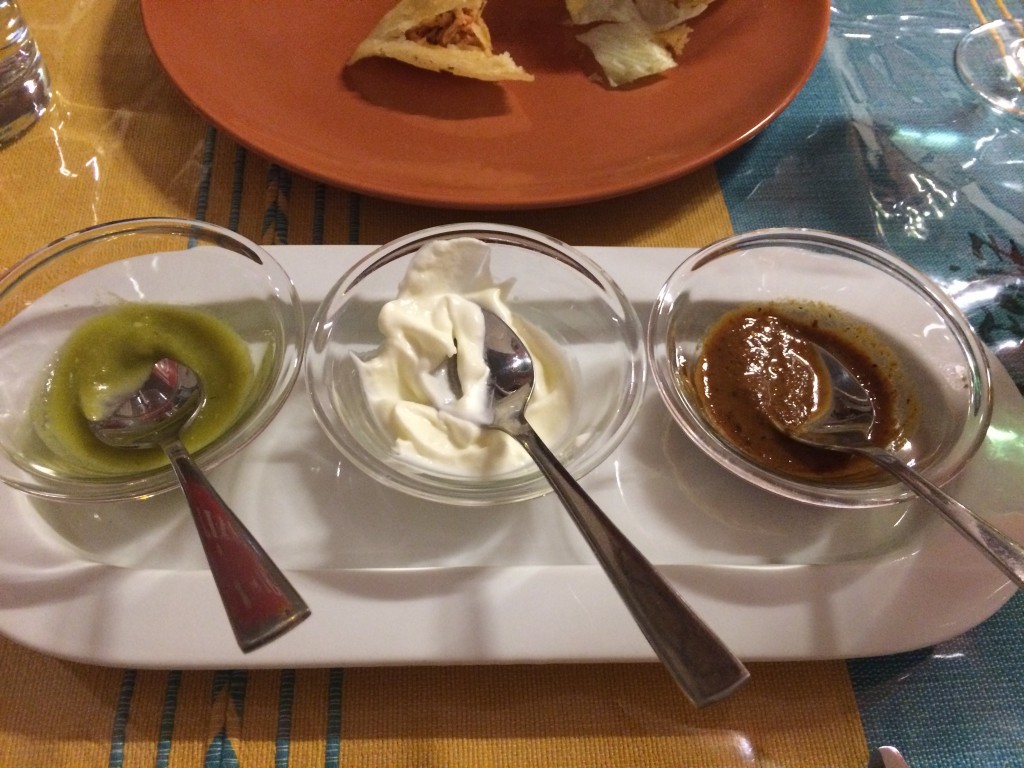 von links: grüne Chilischoten-Sauce, neutrale Sour Cream und schwarze Chili-Sauche! HOT