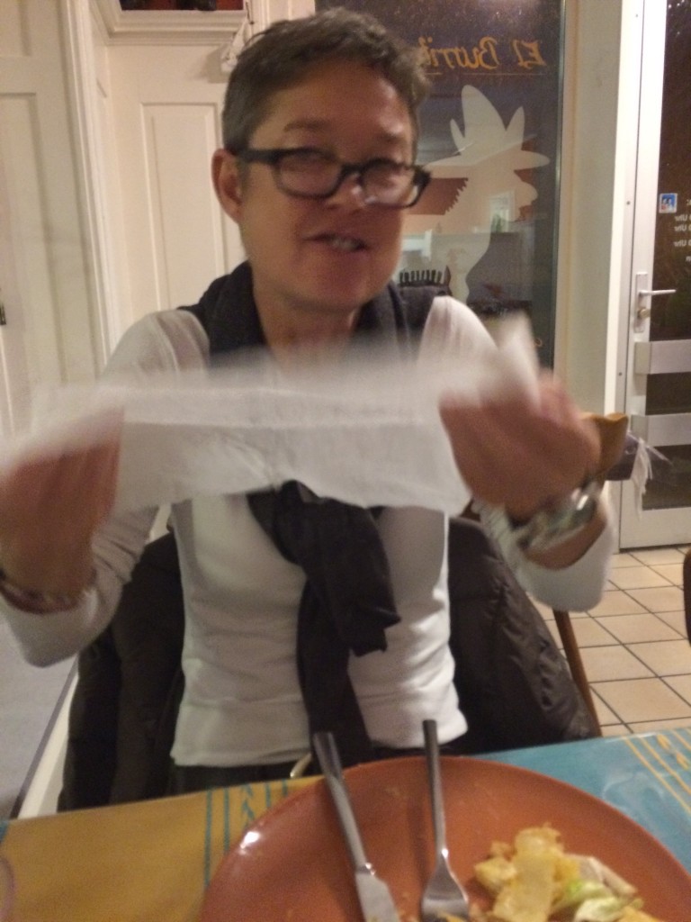 Charly, meine nette Begleitung. Dochdoch, man sieht die Fettflecken auf der Serviette