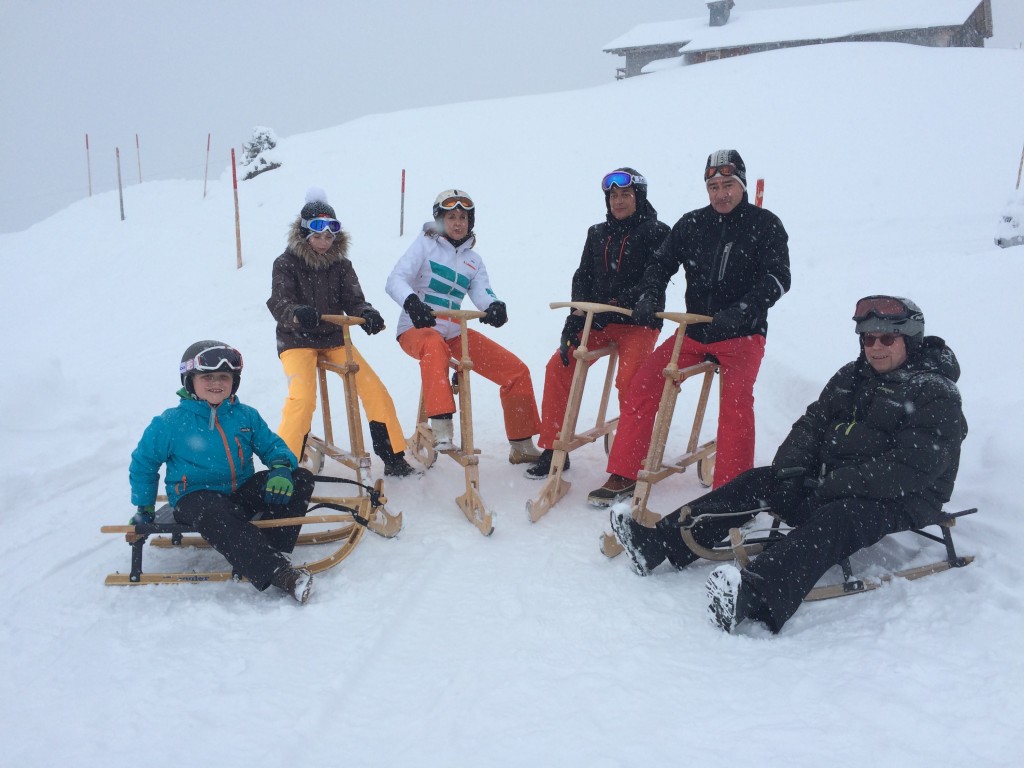 Eric, AnnA, Corinne, Marco, Reto, Koni mit Torggler-Schlitten und der einheimischen Spezialität: Velogemel...