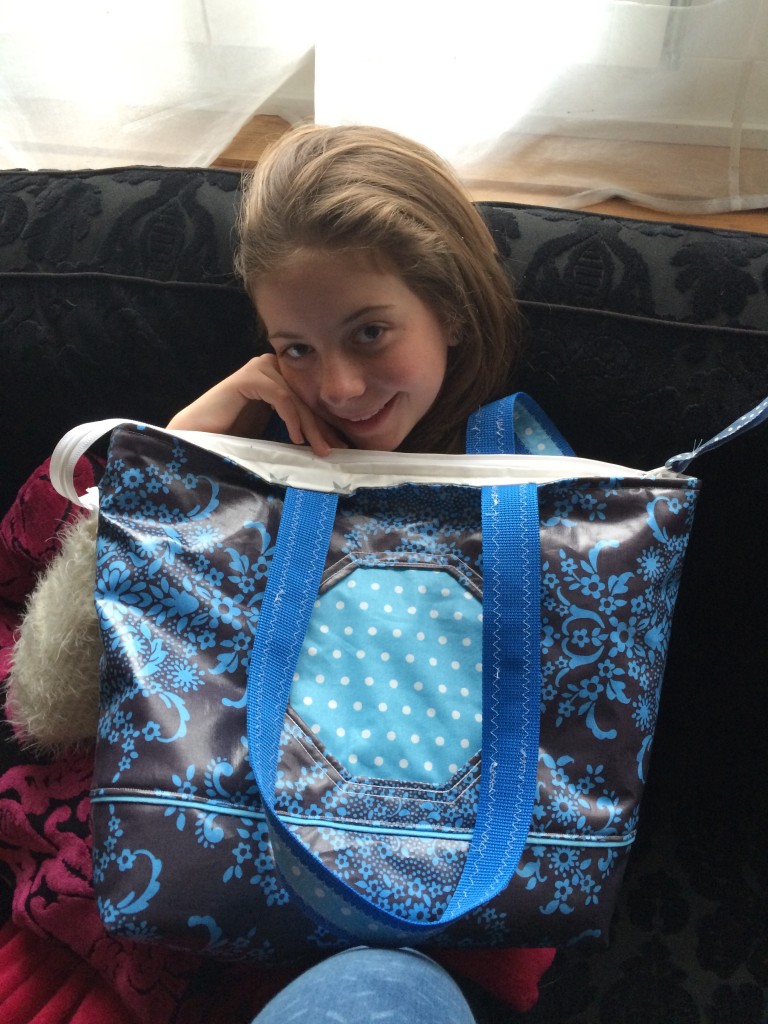 und das happy, aber kranke Kind damit!