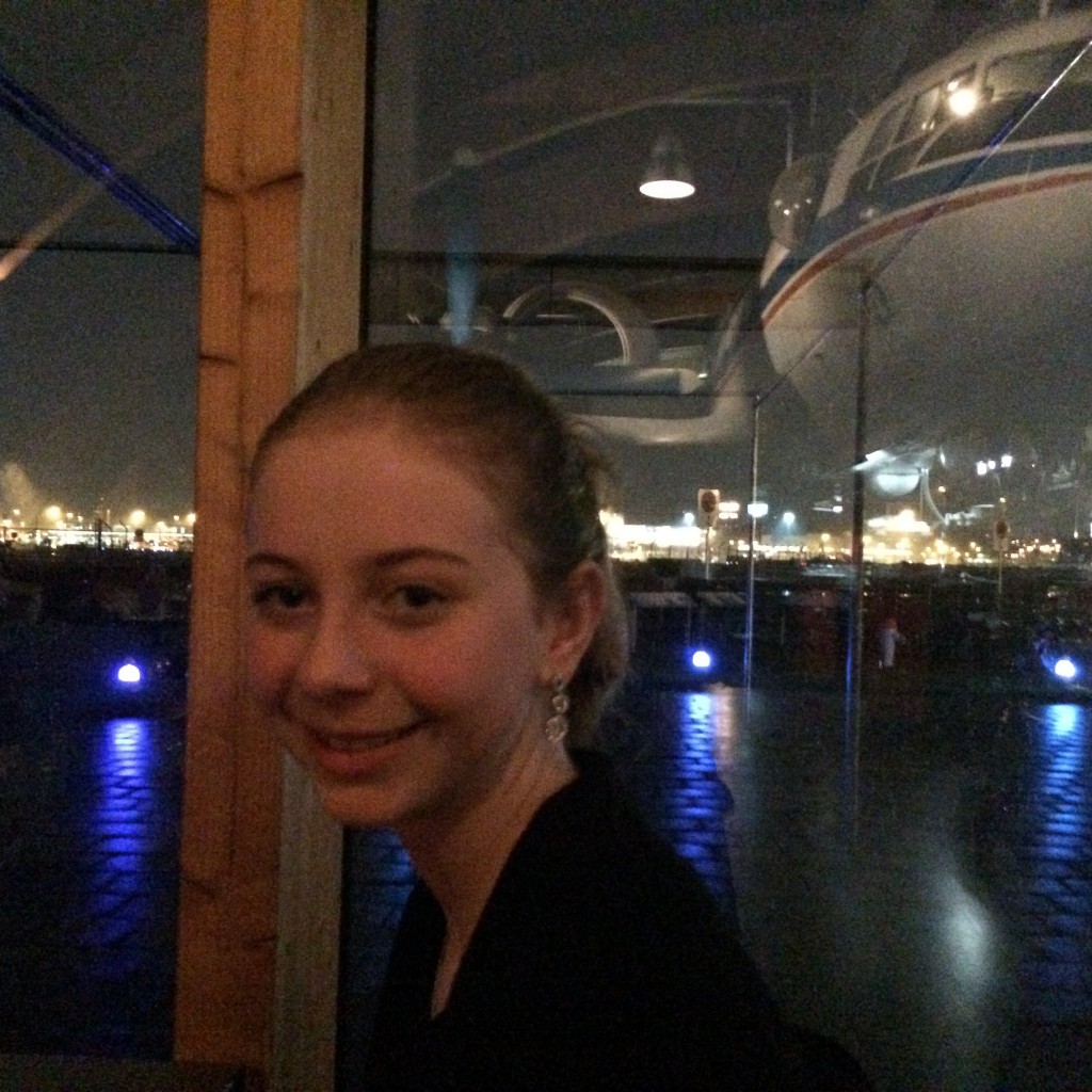 das Flugzeug hinter AnnA steht IM Restaurant
