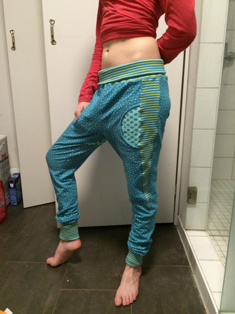 von vorne mit Seitenkeil und coolen Taschen