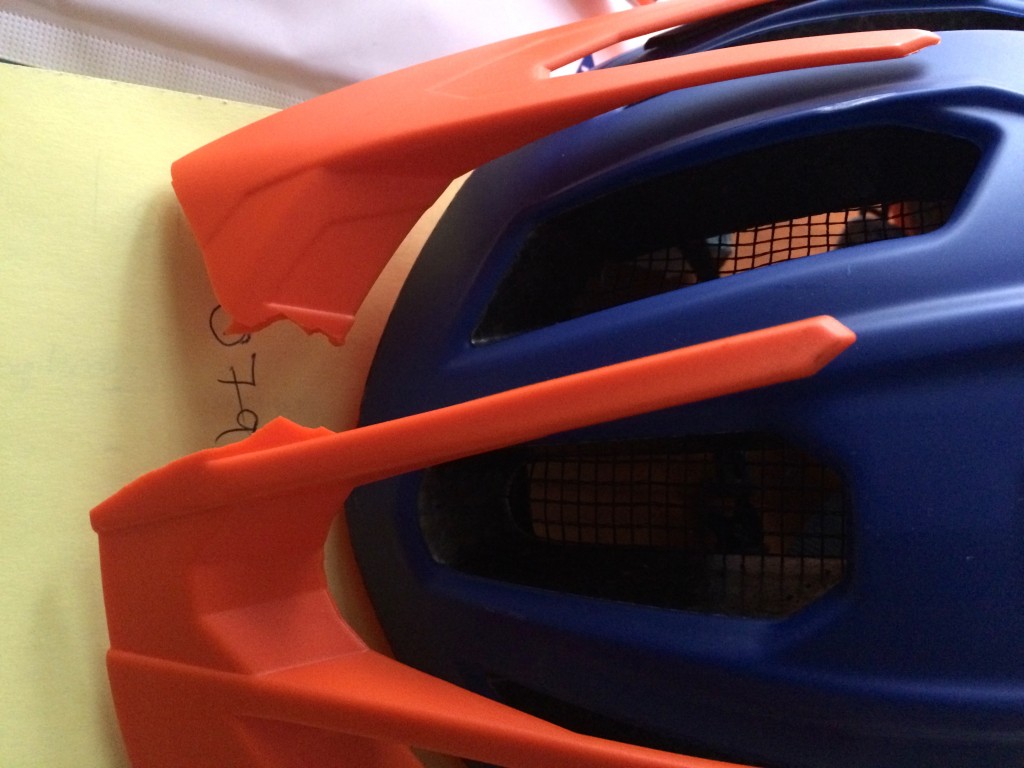 kaputtes Visier nach Sturz an den Randstein