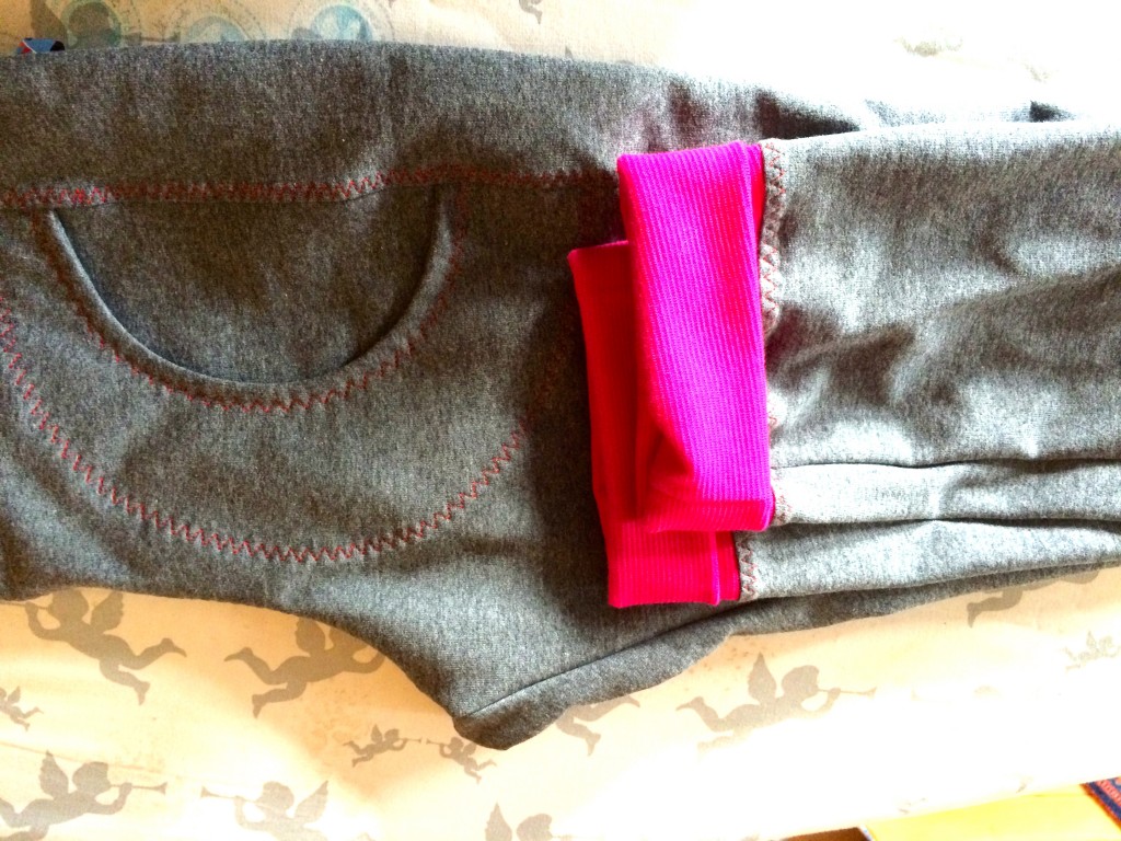 Modell Alison mit pinkem Beinabschluss