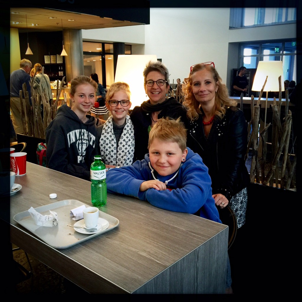 von links: AnnA, Alison, Tina und der Hahn im Korb Eric. Ach ja Sonja darf nur mit aufs Foto, aber nicht in die Ferien!