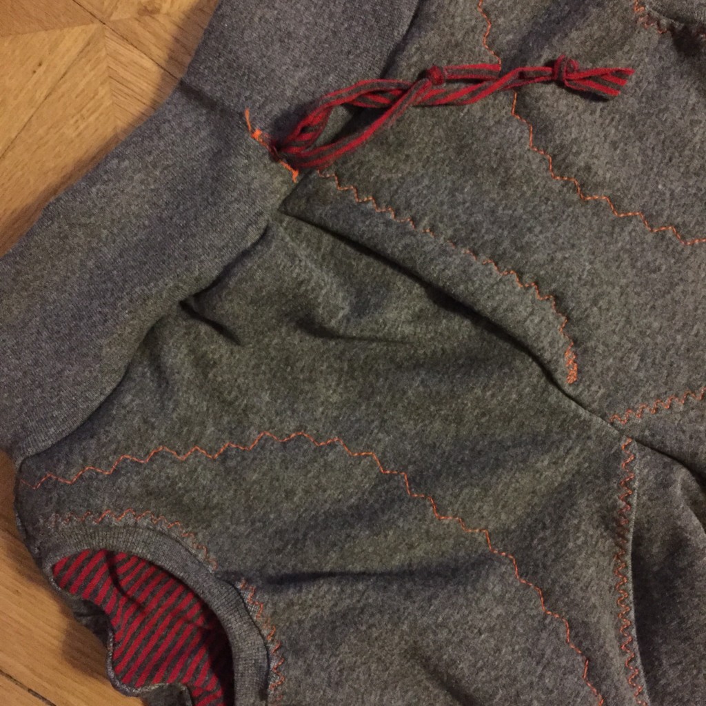 mit Kordel und andersfarbigen Taschen