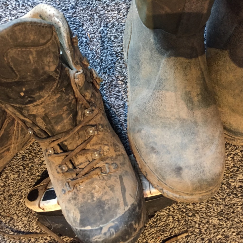 Schuhe im einheitlichen schlammgrau