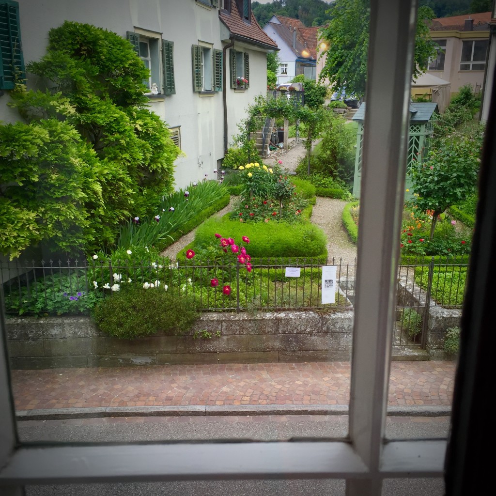 Ausblick aus dem Malzimmer in eben diesen berühmten Garten
