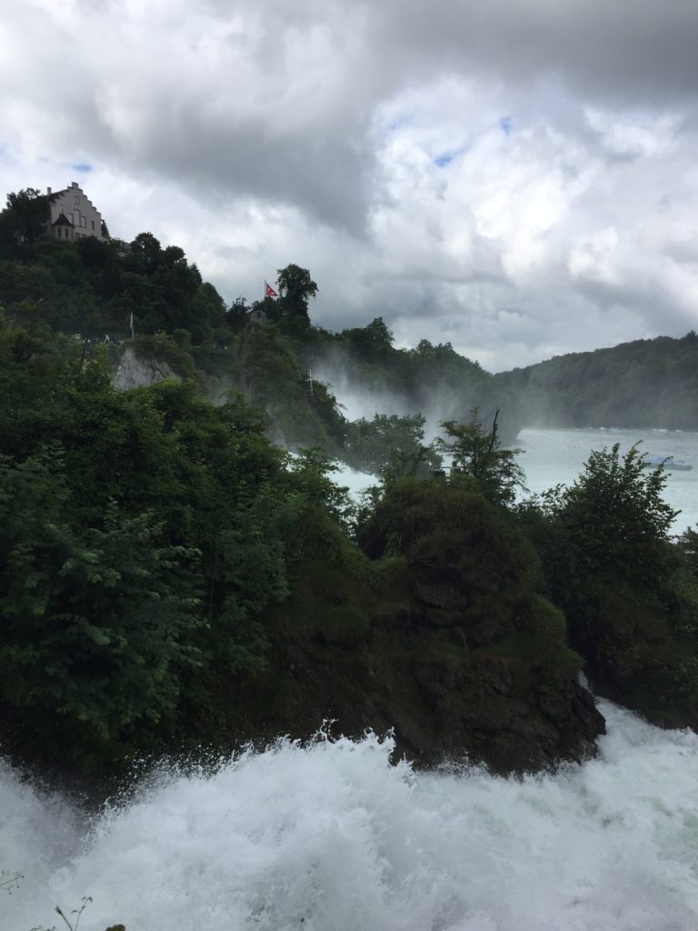 es hat Wasser an Stellen, wo sonst Bäume wachsen und lauter nichts die Aussicht ziert