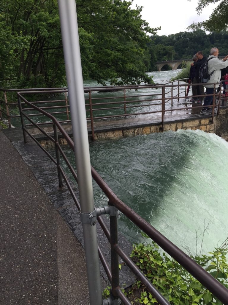 selbst die Fussgängerbrücke ist überspült