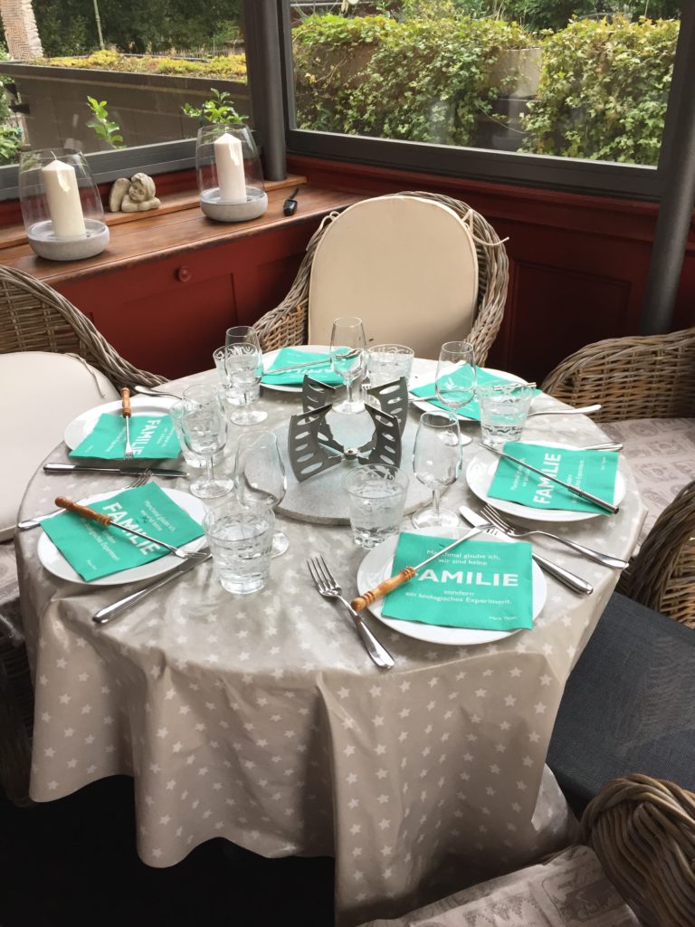 Fürs Fondue in der Mitte reicht der Tisch für 6 Schnäuze